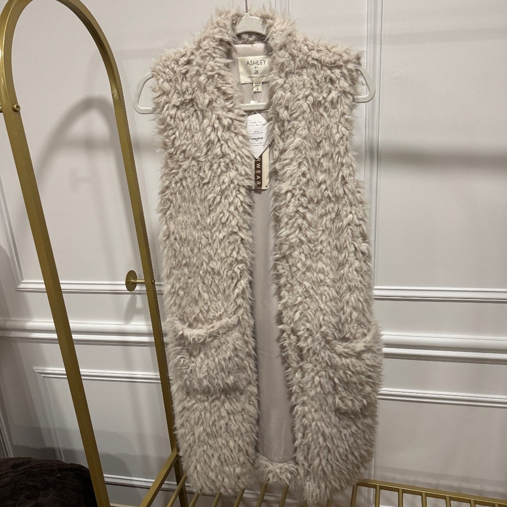 NWT Ashley by 26 International Fauxfur Vest, Size S